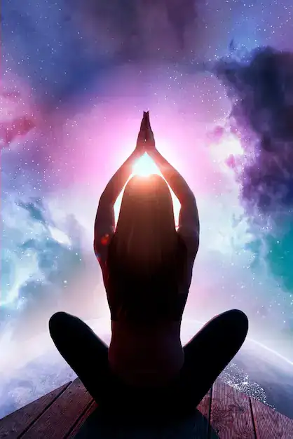 O persoană meditând sub un cer înstelat, simbolizând "energoterapie marama vindecării" prin conectarea cu energiile cosmice pentru vindecare și echilibru.